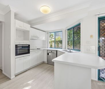 Walk to Bellevue Park State School – Gated 'Benowa Lodge' Living - Photo 4