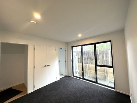 A Stylish Townhouse in Panmure - Photo 3
