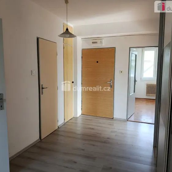 Hezký byt 4+1 po částečné rekonstrukci, Zbuzany u Prahy - Photo 1