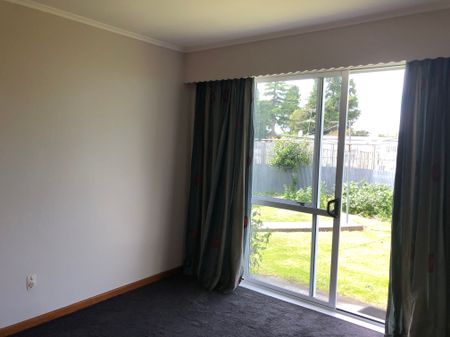 3 Bedroom Flat - Photo 2