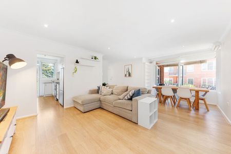 Spacious Light Filled Contemporary Living - Photo 4