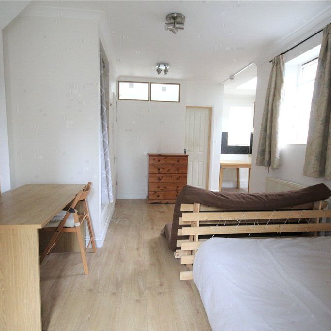 Larchwood Drive, Englefield Green, Egham, Surrey, TW20 0SH - Photo 1