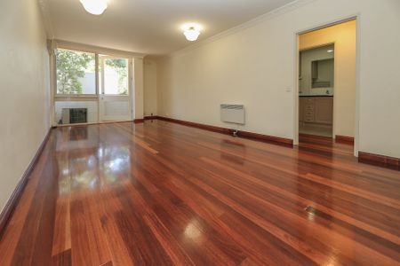 Stylish two bedroom apartment located in prime Toorak location! - Photo 3