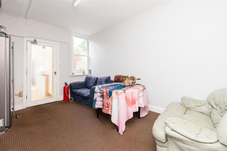 9 bedroom detached house to rent - Photo 2