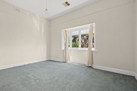 Delightful Three Bedroom - Photo 3