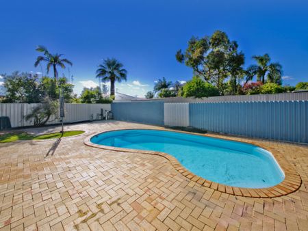 LARGE 3X2 FAMILY HOME WITH A POOL!!! - Photo 3