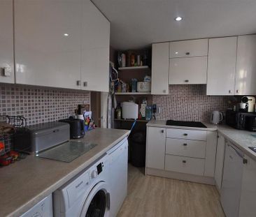 2 bedroom semi-detached bungalow to rent - Photo 4