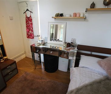 Double Room in a 3 Bed Flat Share- WAPPING - Photo 1