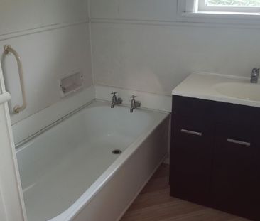 Two bedroom townhouse close to city - Photo 2