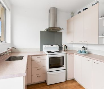 Tidy Two-Bedroom Unit, Small Sunny Garden - Photo 1