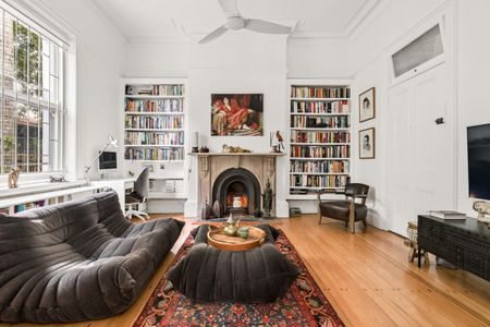 Chic Urban Oasis: Renovated Apartment in New Farm's Vibrant Heart - Photo 2