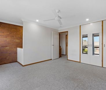 Modern Townhouse Living with Private Courtyard! 29/7 Chamberlain Av... - Photo 3