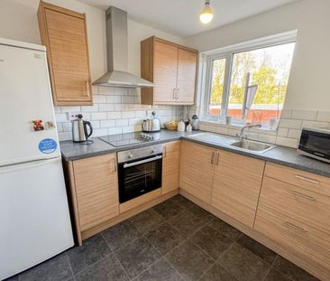 2 bedroom Flat To Let - Photo 3