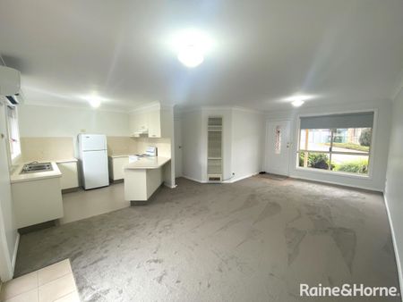 Freshly painted Villa in leafy West Orange - including white goods - Photo 4