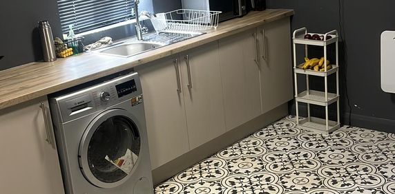 Newly Built Studio Flat with Separate Entrance – £1,150 PCM (Bills Included) - Photo 2