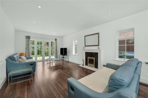 Nestled within a cul-de-sac just off Oatlands Chase, this impressive detached family home offers generous accommodation throughout. - Photo 1