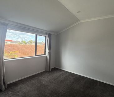 Four Beds Townhouse with 2 parking - Photo 3