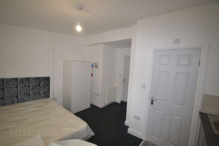 6 bed Detached House for Rent - Photo 4