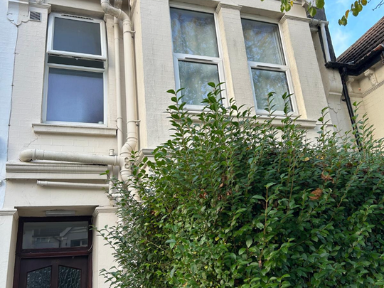 ELM GROVE - PROFESSIONAL LET Room 6 - Photo 1