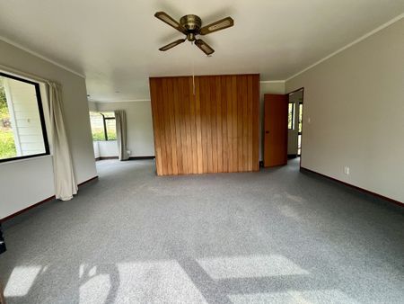 CHARMING 2-BEDROOM HOME IN SOUGHT-AFTER PEACOCK GARDENS DRIVE - Photo 2