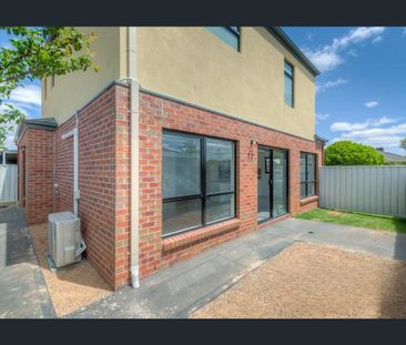 Spacious 3 Bedroom Townhouse - Photo 4