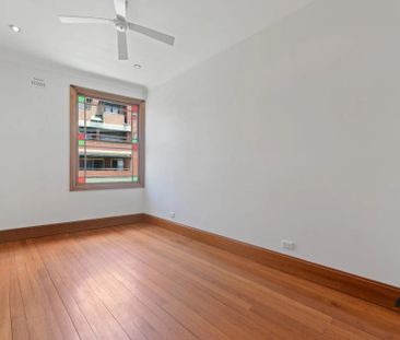 Stylish Two-Bedroom Apartment in the Heart of Vibrant Newtown - Photo 2