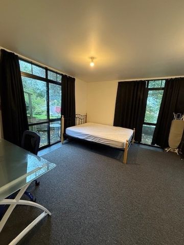 Centrally located boarding house room with studio rooms available now. - Photo 4