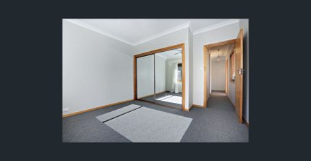 Light-Filled Apartment Offering Comfort and Convenience - Photo 2