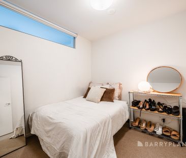 Modern 2-Bedroom Apartment in Prime Kensington Location - UNFURNISHED - Photo 2