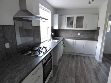 4 bedroom semi-detached house to rent - Photo 3