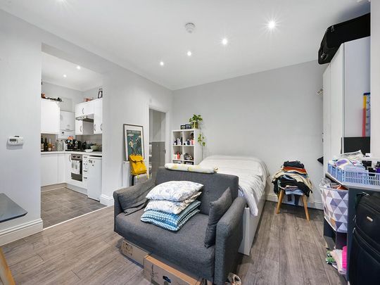 Studio to rent - Photo 1