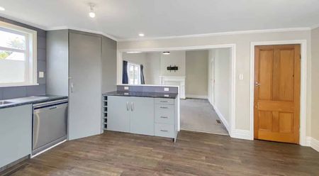 DURIE HILL - 3 BEDROOMS - Photo 2