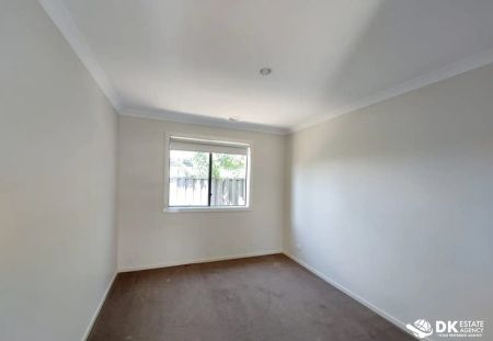“Spacious House with excellent Location in Tarneit” - Photo 5