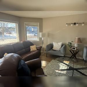 Furnished 3 bed, 2.5 bath, double garage home in Brintnell! - Photo 1