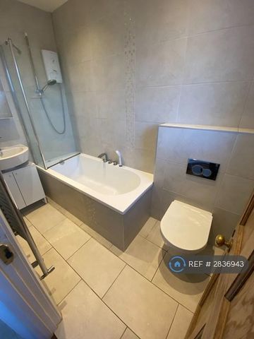 3 bedroom end of terrace house to rent - Photo 4