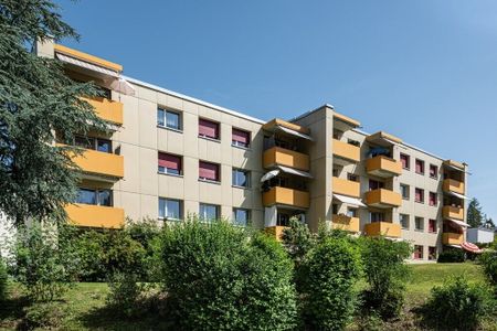 Living in a central location - Photo 3