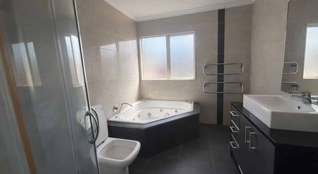 6 Bedrooms | 3 Bathrooms | FLAT BUSH - Photo 3