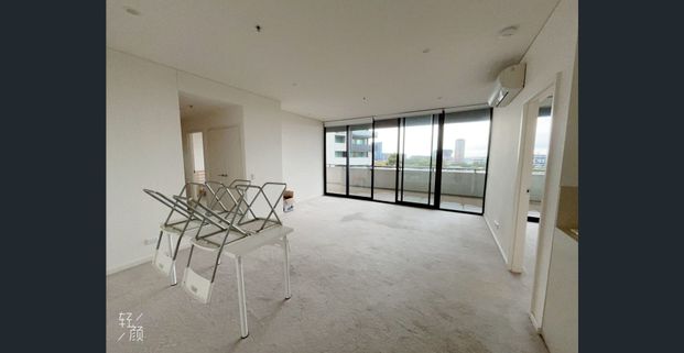 Fully Furnished-Super convenient & brand new 2B2B! Downstair East village shopping centre, Closed to BUS station & restaurant. - Photo 1