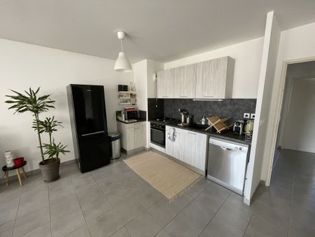 Location Appartement 3 pièces 80m² NIMES 30000 - Photo 4