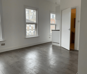 Studio flat with self contained kitchen- ideal for couple-ilford - Photo 1