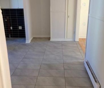 Grand Logement Renové Avec 4 Chambres - Photo 3