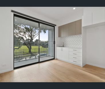 **Nearly New Studio - 2nd Floor with Balcony Overlooking Gardens - Walk to Shops - Photo 2