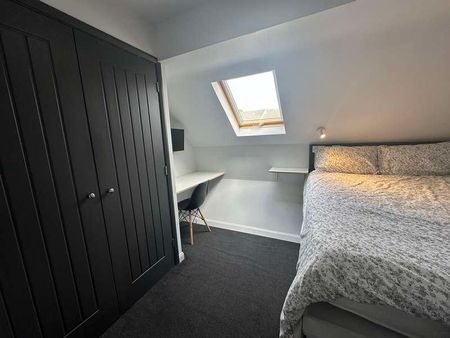 Gated Apartment // Bed // Aug, LN5 - Photo 5