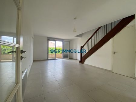 Appartement T3 duplex, avec terrasse et parkings - Photo 3