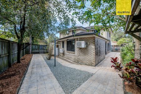 EXPANSIVE DOUBLE STOREY HOME IN QUIET STREET - Photo 5