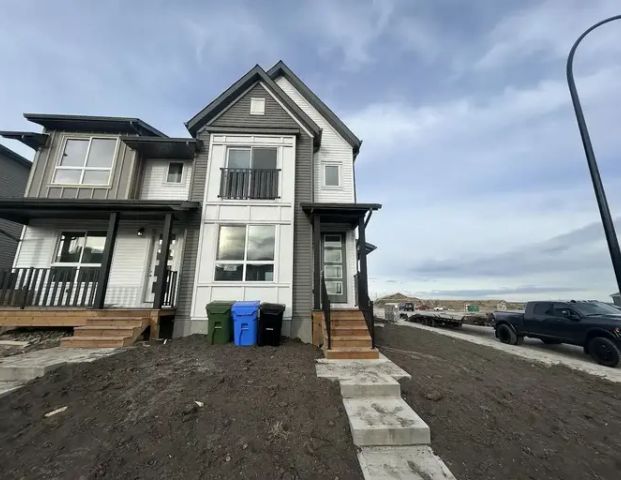 NEVER LIVED IN 3-Bedroom + Den, 2.5-Bathroom main floor in SW | Belmont Wy SW, Calgary - Photo 1