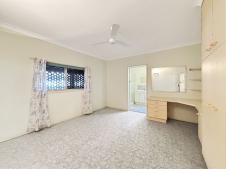 Spacious Family Home in Leafy Cul-De-Sac, with Pool! - Photo 5