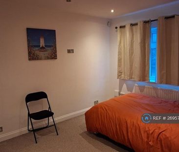 1 bedroom in a flat share to rent - Photo 2