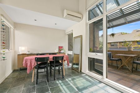 A Surprisingly Tranquil, Lush, Urban Townhouse - Photo 4