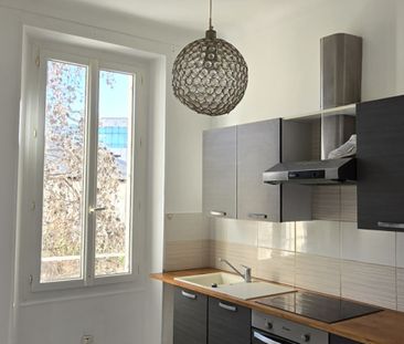 Lumineux 2 pièces loué vide au calme en plein centre d'Antib - Photo 6